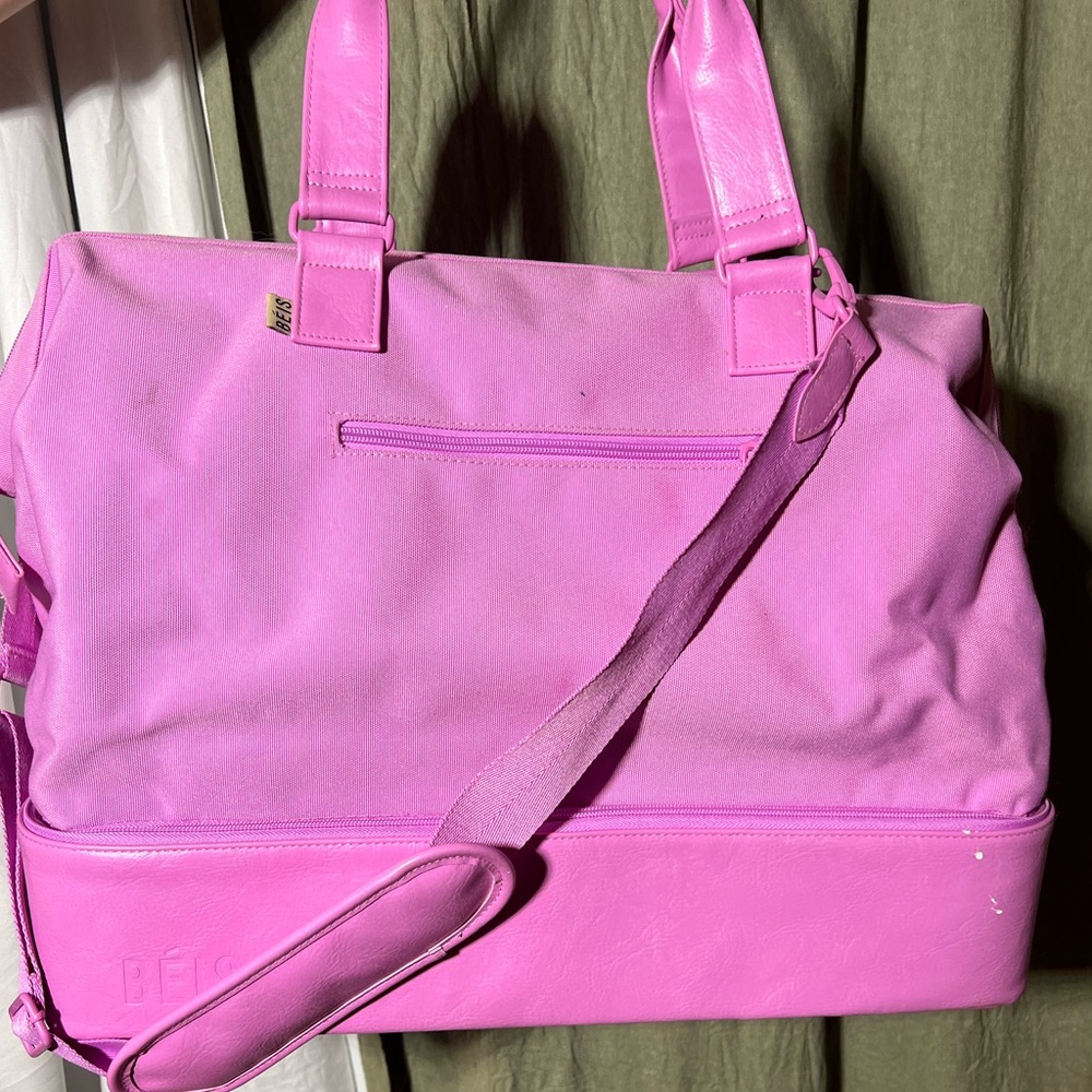 Beis Weekender Bag in Berry 2023